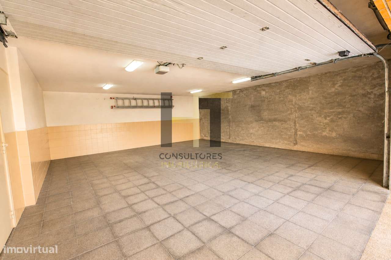 Moradia T3 | 4 Frentes | Piscina, Suite c/ Closet, Garagem 3 Carros |-37