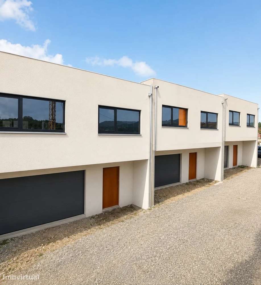 Moradia T3 de Arquitetura Moderna com Jardim e Garagem de 85 m² – Arco-0