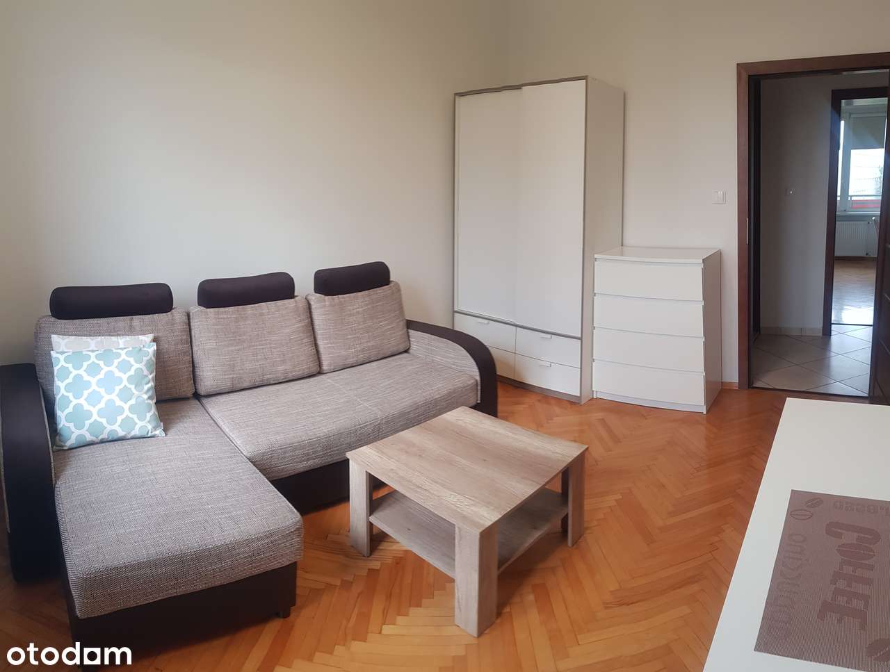 W pobliżu dworca PKP,rozkładowe,osobna kuchnia ,balkon,garderoba.
