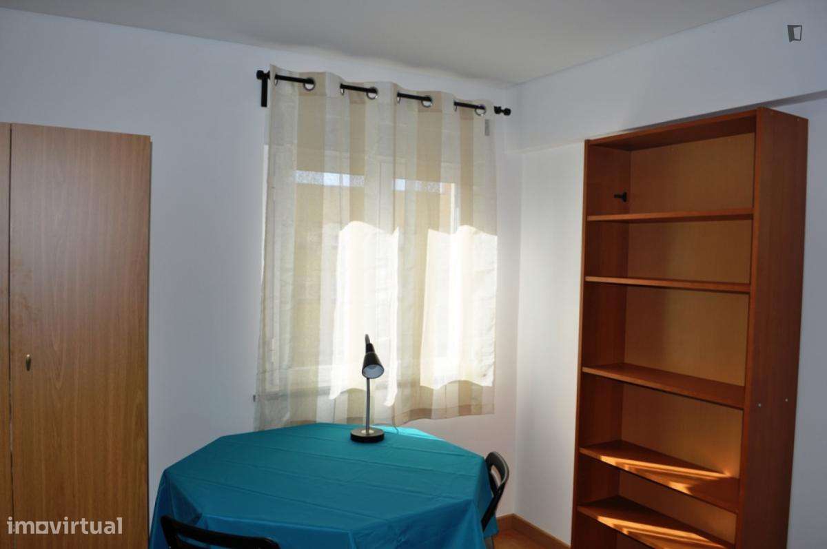 Quarto - localizado em Carnide Lisbon - Grande imagem: 5/7