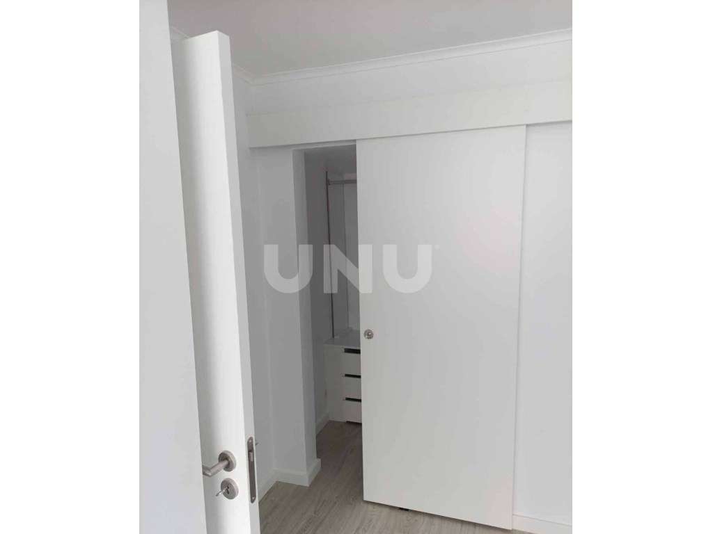 Apartamento T2 + 1 com quintal Remodelado-11