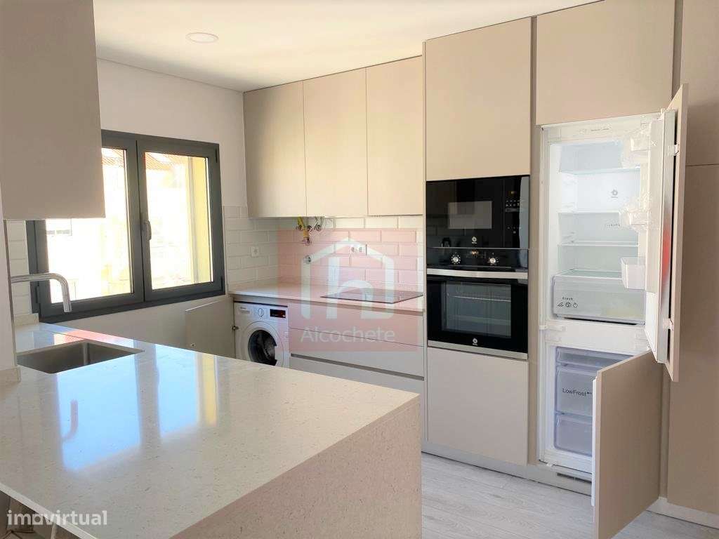 Apartamento T4 Duplex com garagem box no centro de Alcochete-5