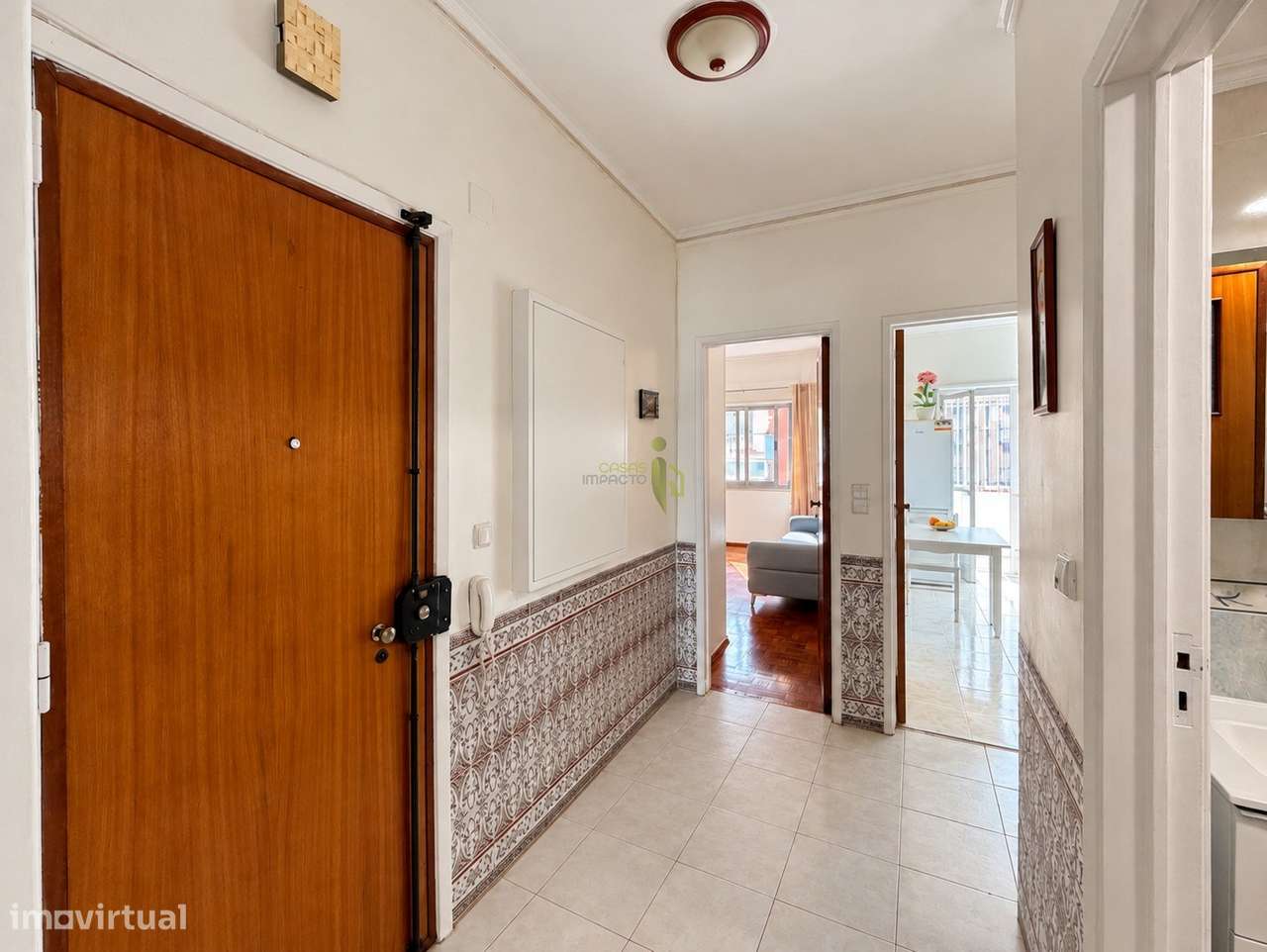 Apartamento T2 com Varanda, Elevador  | Junto a Comércio, Escolas e Tr-24