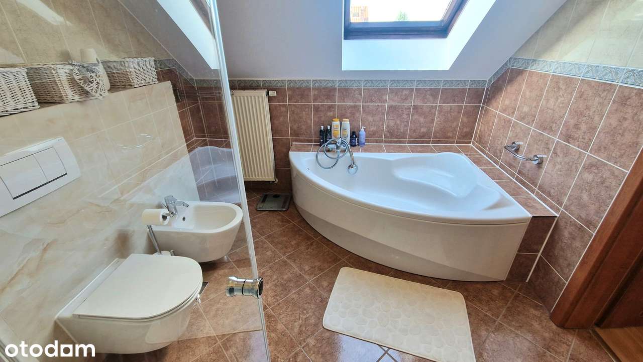 Przestronny bardzo zadbany dom, osobny garaż, zagospodarowany ogród-12