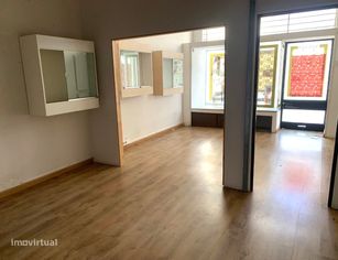 Espaço comercial c/ possibilidade de ser convertido em T2 c/ Terraço - Grande imagem: 5/18