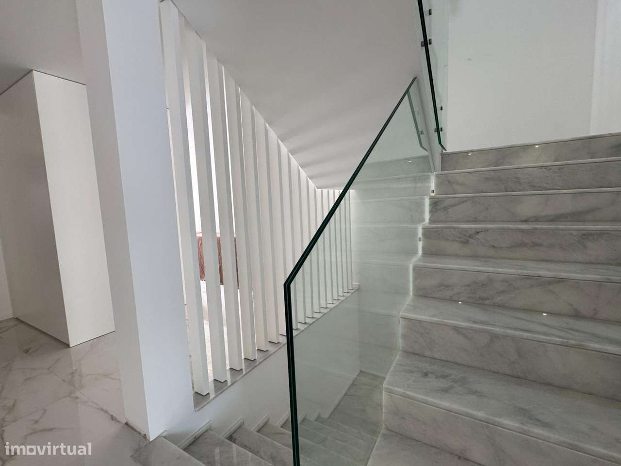 Moradia de Gaveto com dois pisos e garagem lateral-21