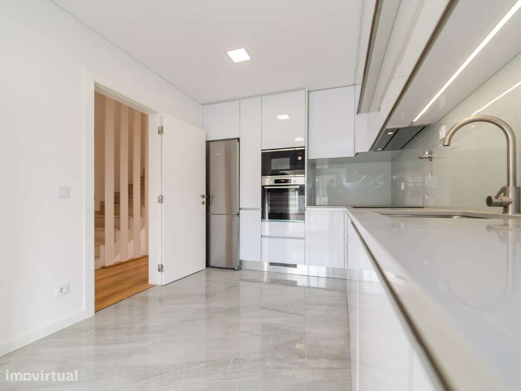 MORADIAS T2+1 e T3+1 GARAGEM E JARDIM, BELAS-22