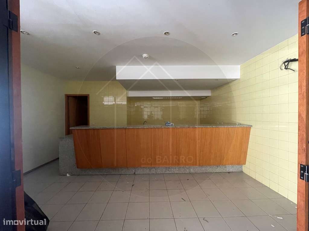 Prédio Urbano no Centro da Maia Potencial para Serviços ou Habitação-21