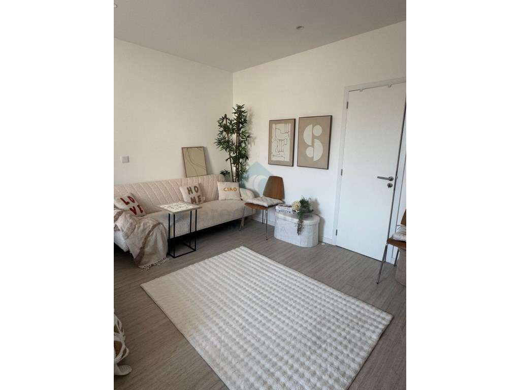 Conforto e Localização: T0 Pronto a Habitar Perto da Praia e Metro-4