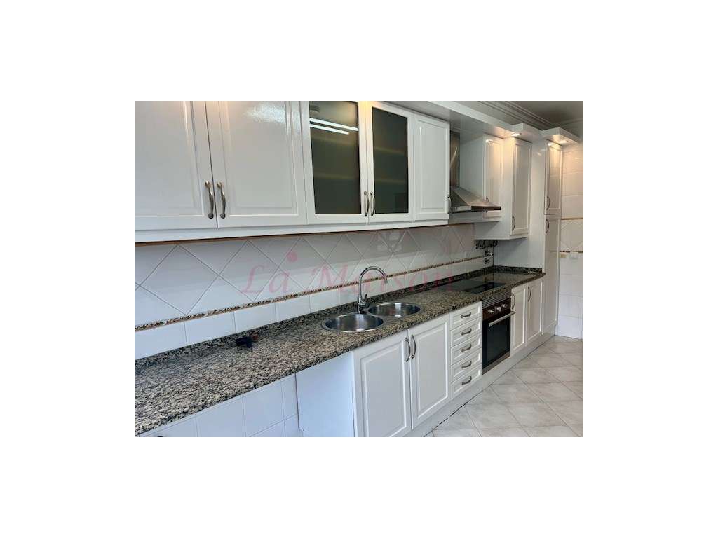 Apartamento T3+1 em Casal de Cambra-3