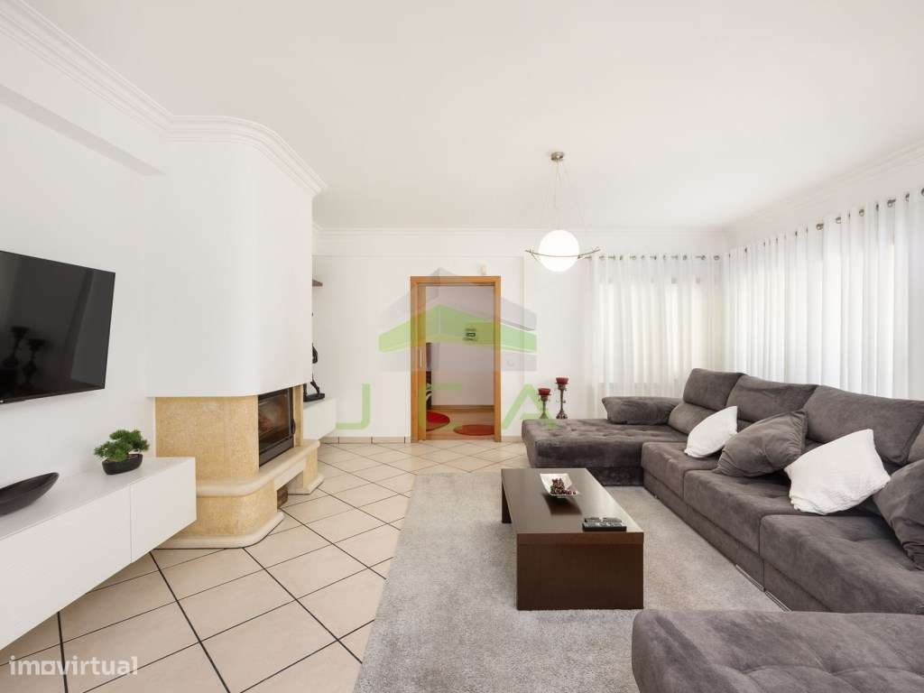 Moradia V4 com piscina e terreno a 15min de Leiria-9