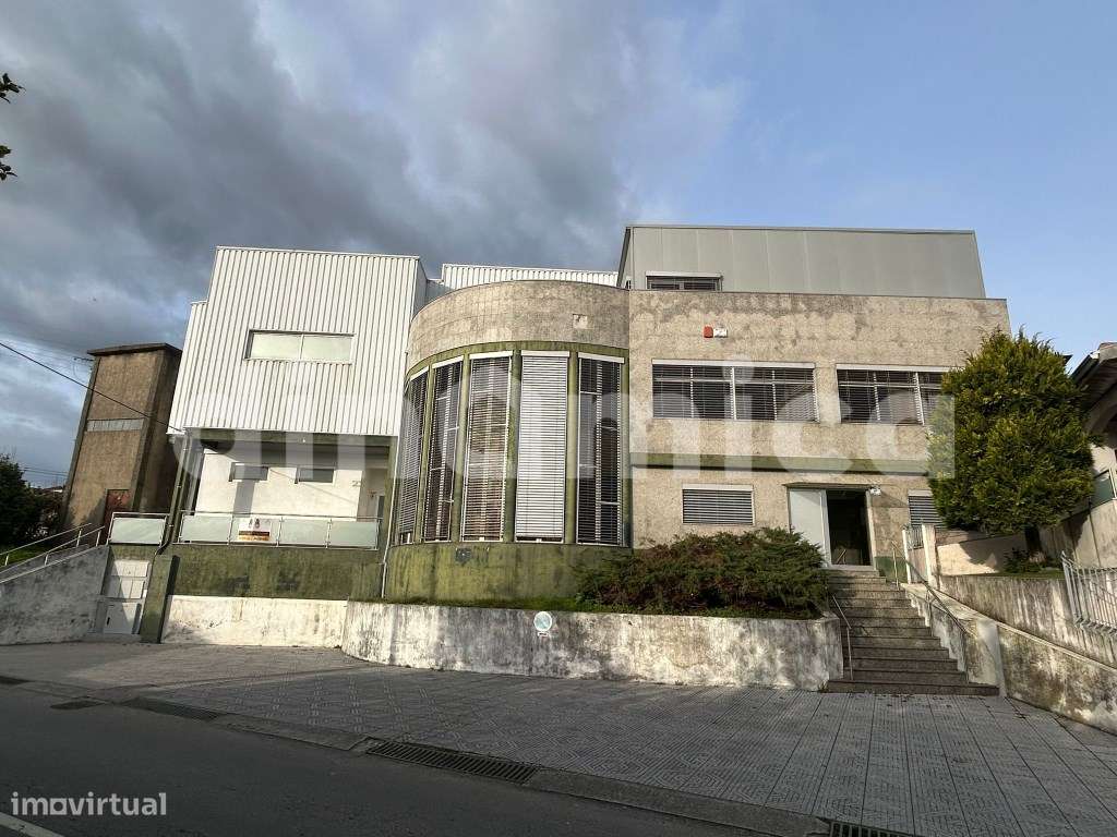 Escritório inserido num armazém industrial - Grande imagem: 2/12