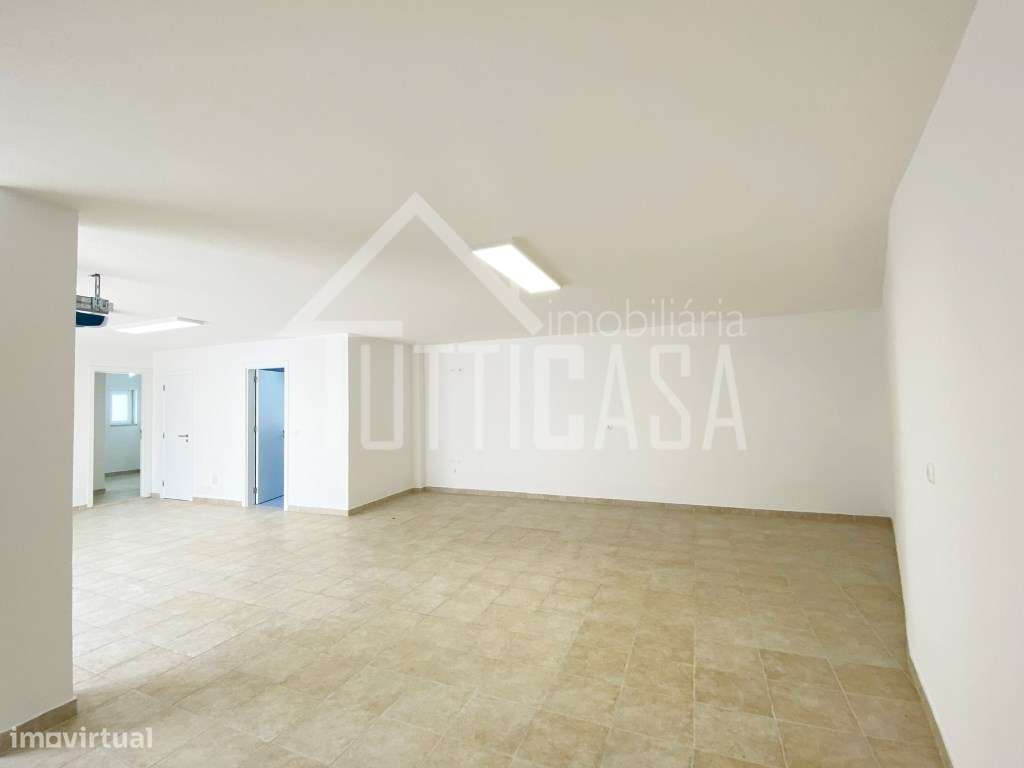 Moradia V3+1 totalmente remodelada na Ericeira-27