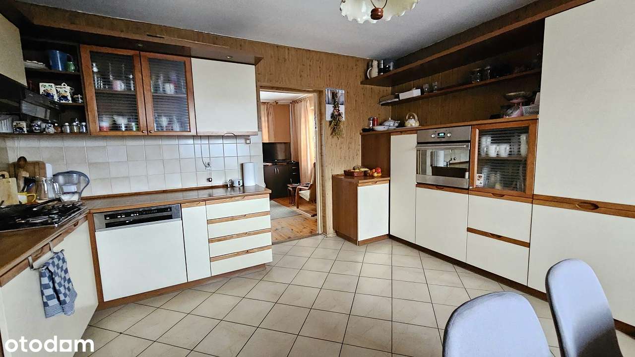 Przestronny dom z garażem w spokojnej okolicy-2