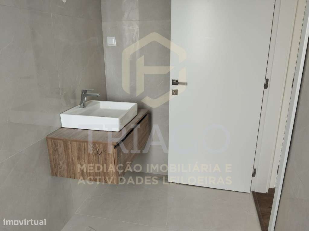 Fantástico Apartamento T2 com Varanda-12