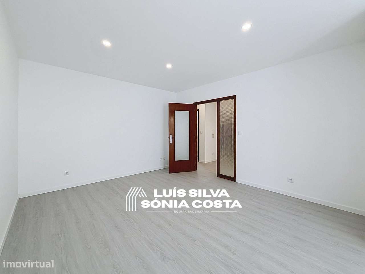 Apartamento T2 Semi-Remodelado c/ Garagem, Marquise & no Centro de...-5