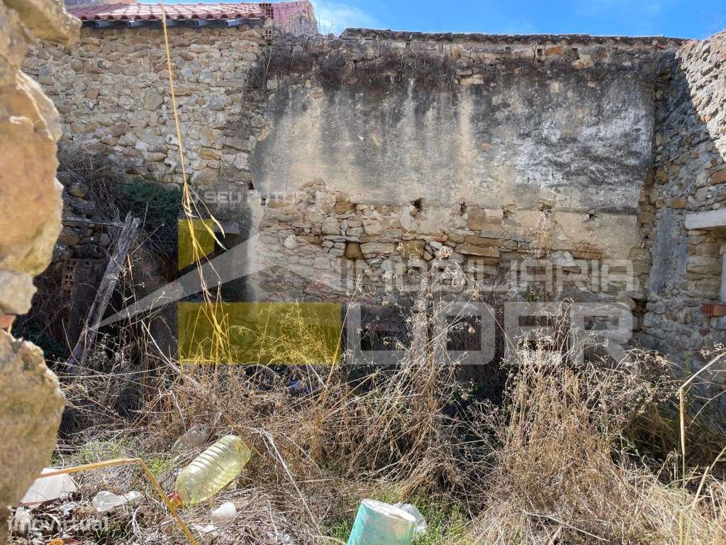 Moradia em Ruína inserida em terreno urbano com 63m na Carvoeira- T... - Grande imagem: 5/5