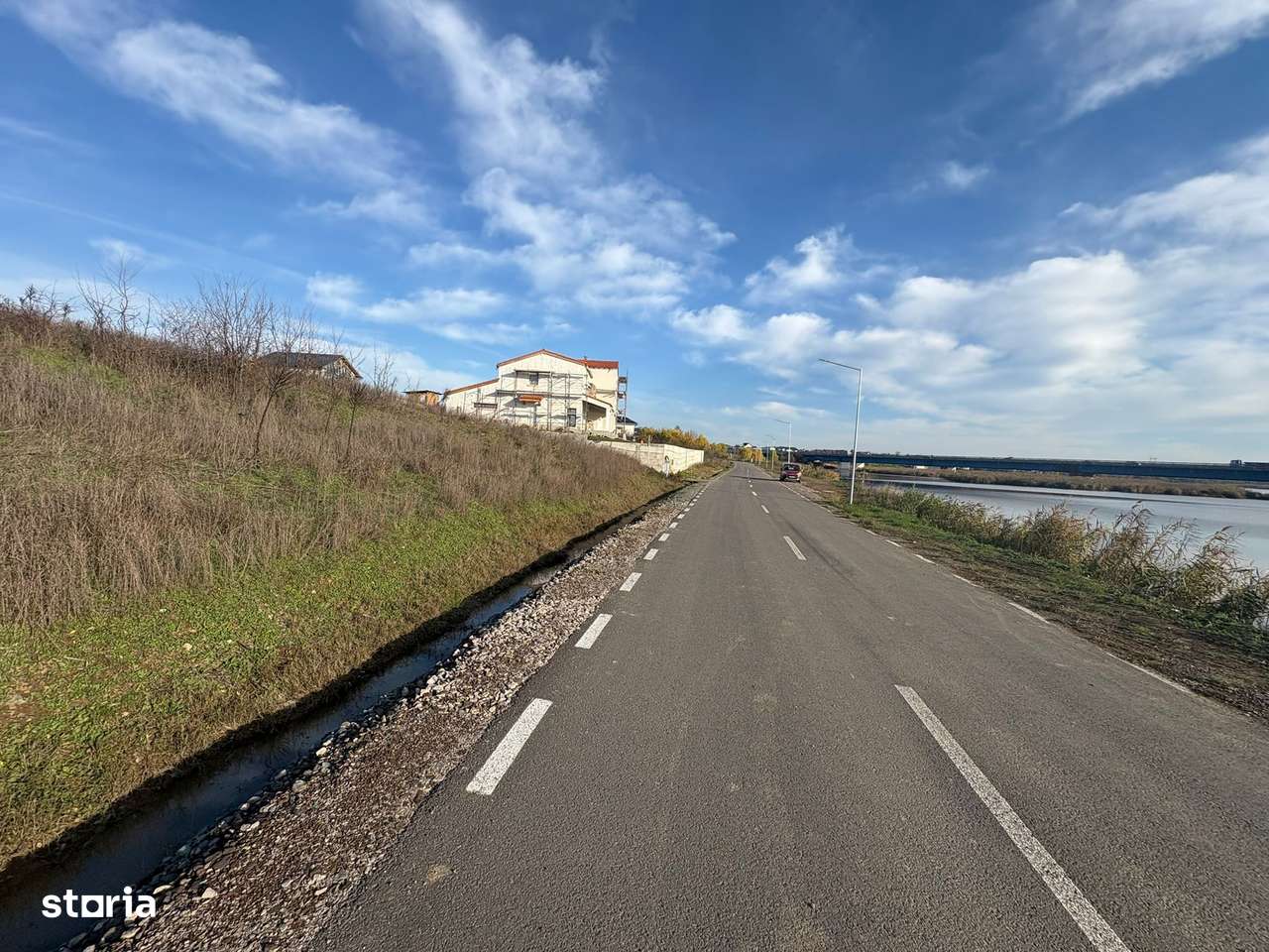 Teren 10.009 mp cu deschidere 70 m — vedere la lac și pădure - Imagine principală: 2/6