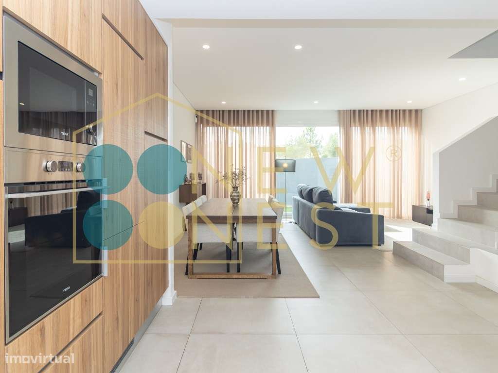 Moradia T3+1 em Banda como Nova com pátio e Vista Castelo de Palmel...-7