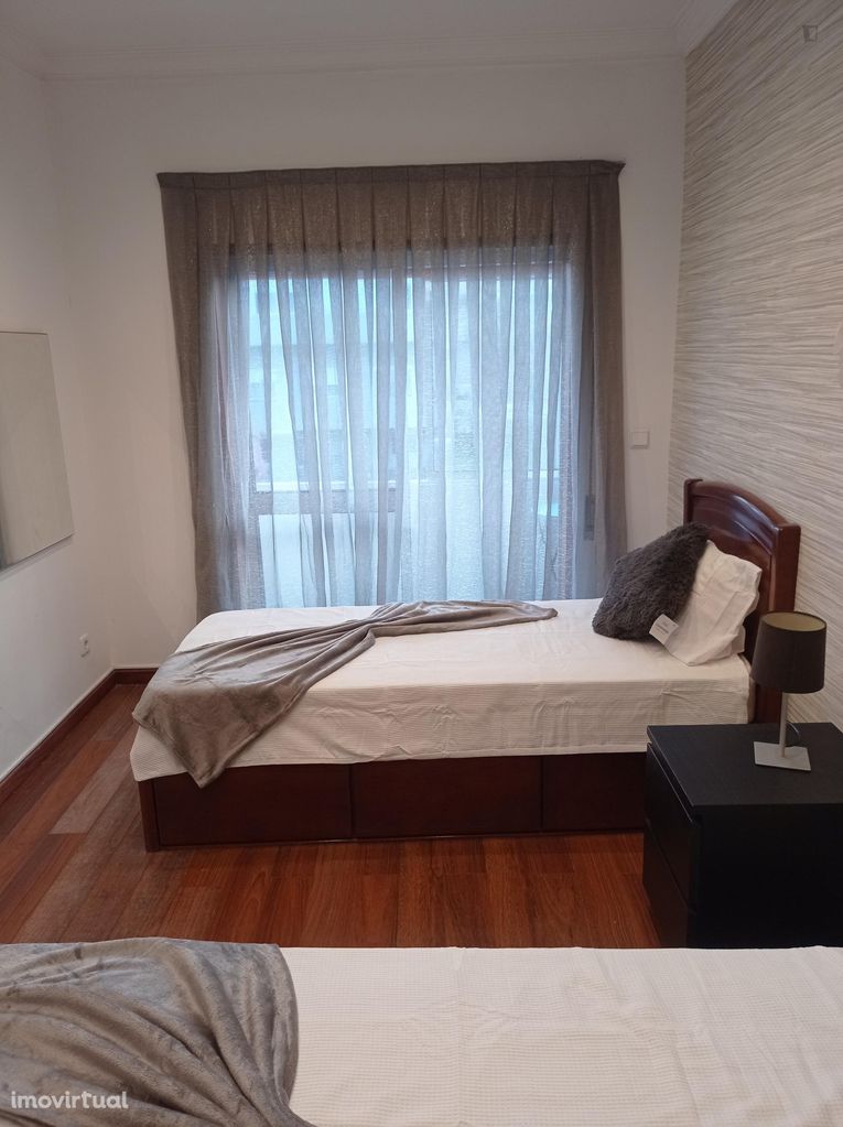 681557 - Quarto com várias camas em casa com 6...