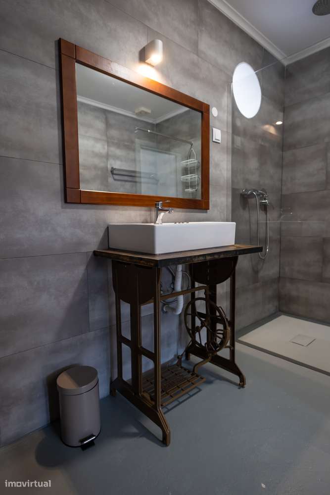 Moradia T-1 com logradouro, piscina, estacionamento.-26