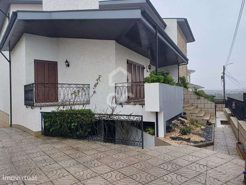 Moradia Bi-familiar T5+T2 em Palmeira, Santo Tirso-40