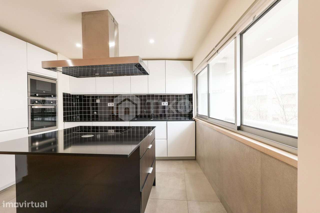 T4 CONVERTIDO EM T3 DE ALTO PADRÃO | 163 M² | 2 GARAGENS + ARRECADAÇÃO-10