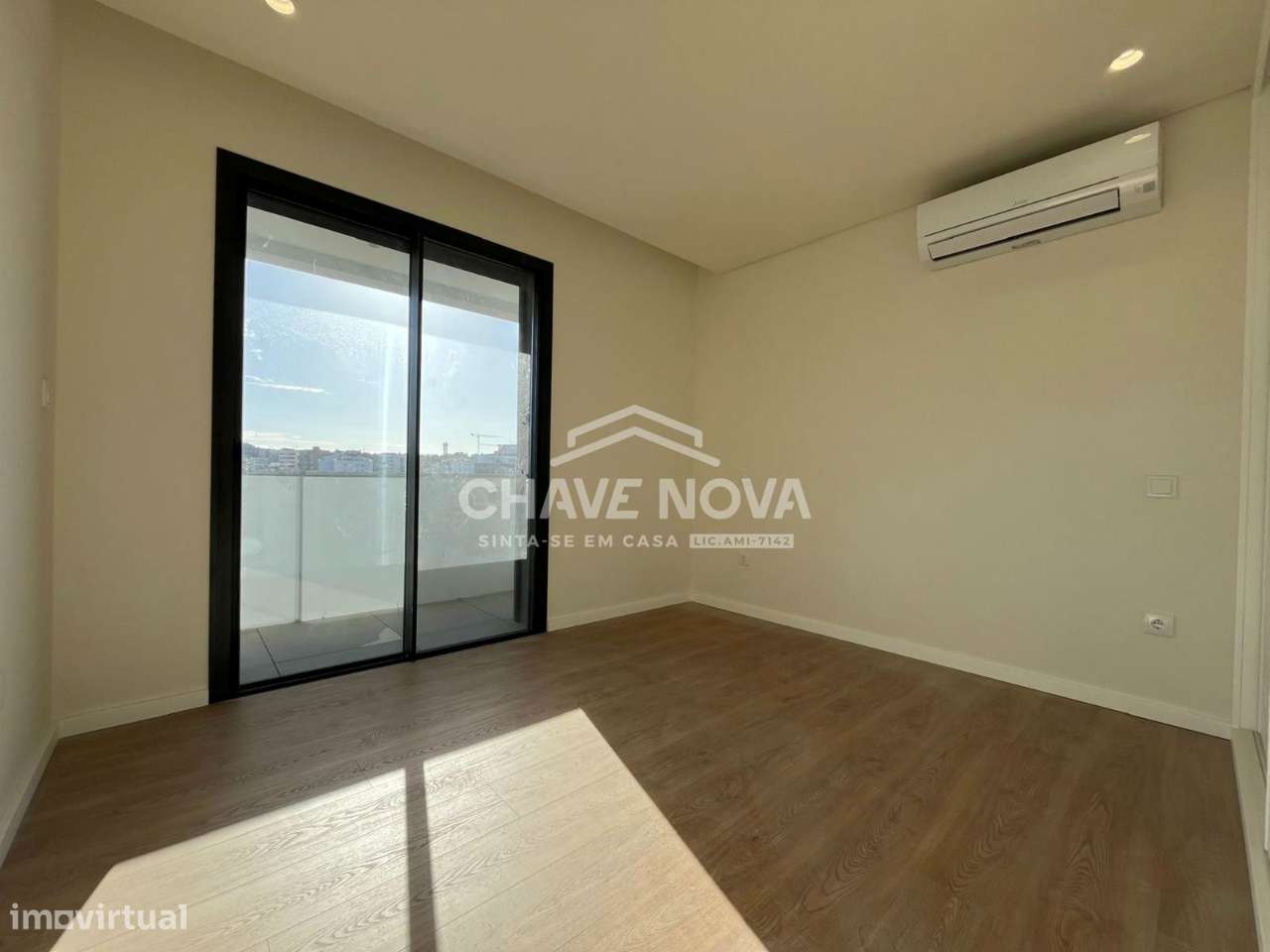 Apartamento T3 Novo Último Piso c/ Garagem Box em Coimbrões-7