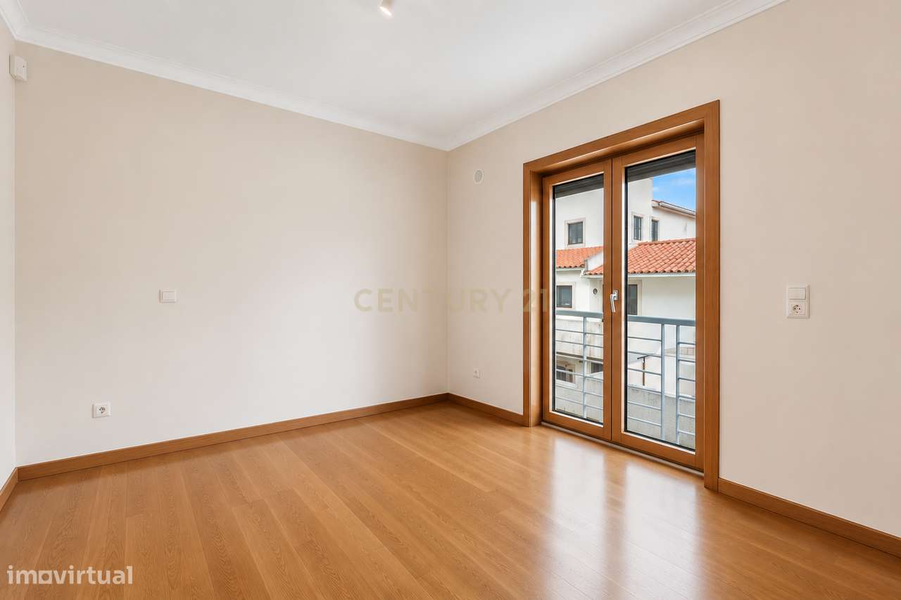 Moradia Isolada T5 com Piscina | 2 Suites | Garagem Box | Lote 585m2 |-15