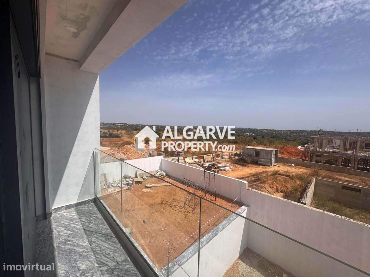 Moradia de Luxo T4 com Piscina e Vista Mar na Guia, Algarve-12