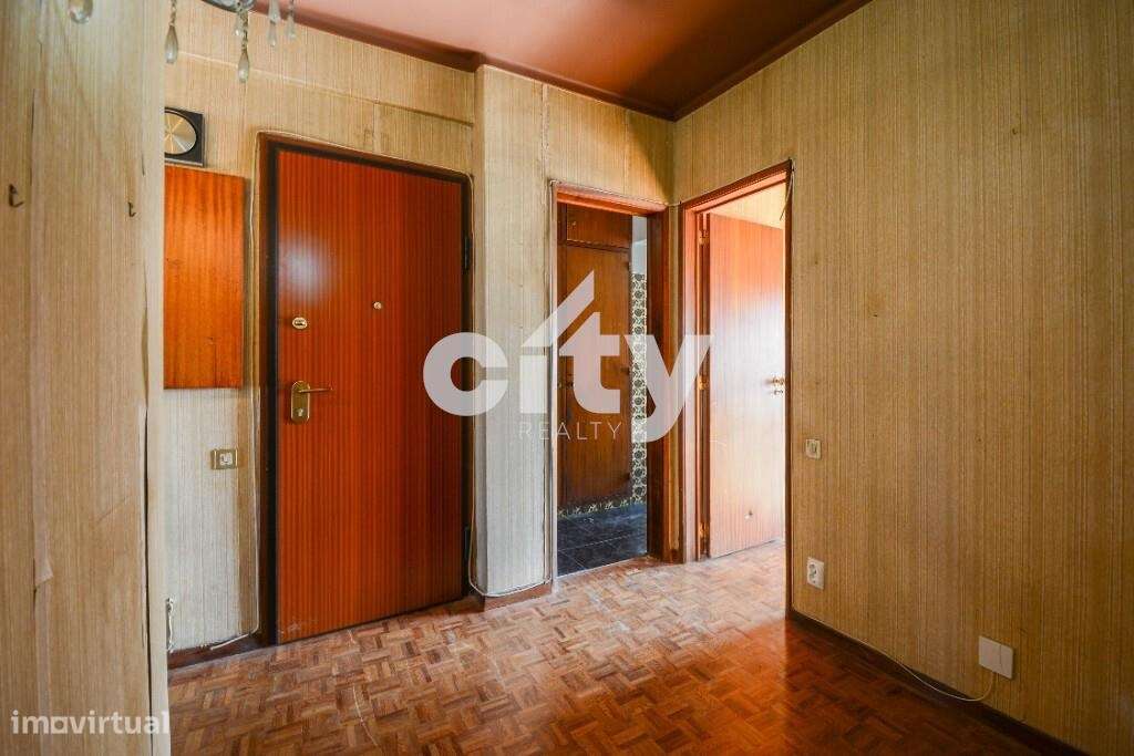 Apartamento T3 para remodelar situado na prestigiada Urbanização da Po-5