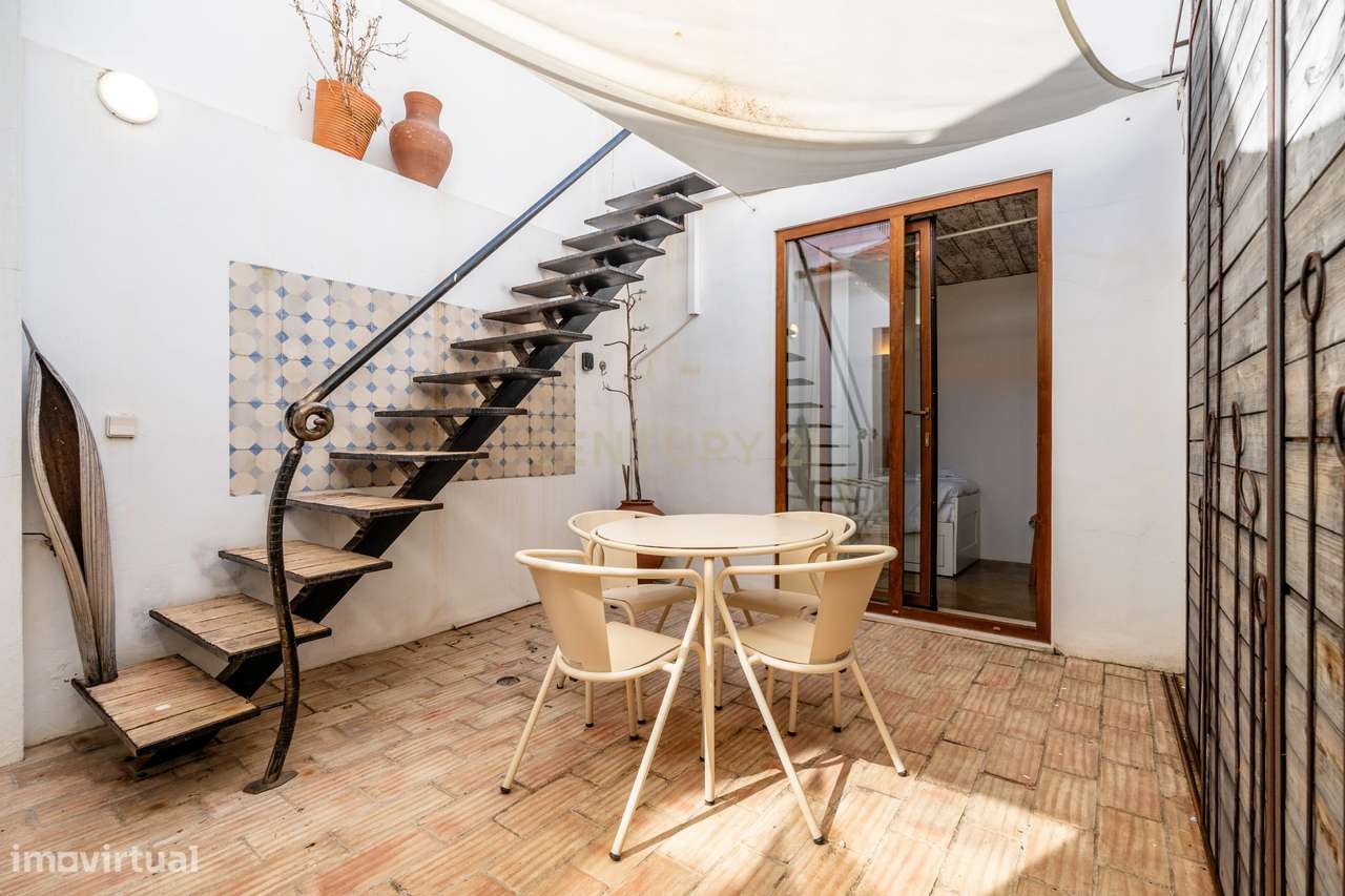Elegante Moradia T0+2 Totalmente Renovada e Mobilada-9