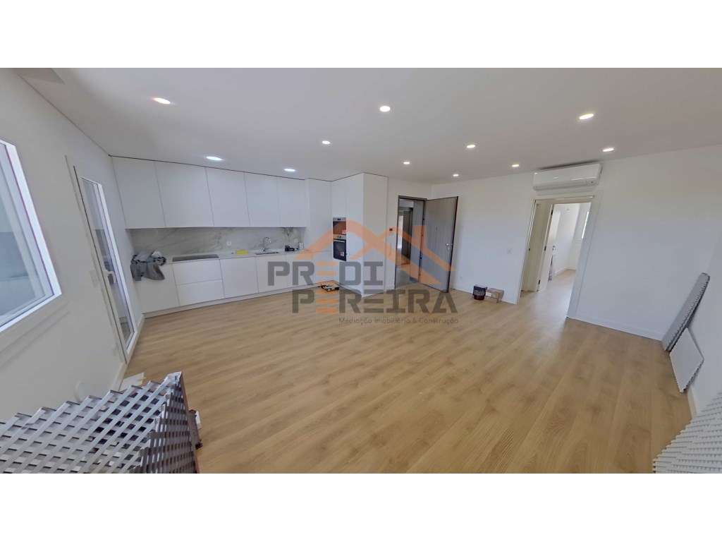 Apartamento T3, localizado em Santo António dos Cavaleiros.-4