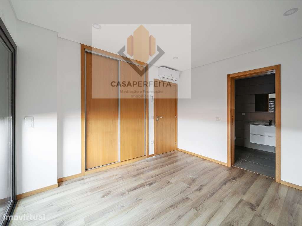 Apartamento T2 Novo com Varanda e Lugar de Garagem - Pedroso-24