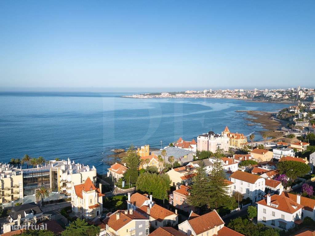 Moradia T3+1 Frente mar no Estoril, com 3 lugares de garagem e piscina-1