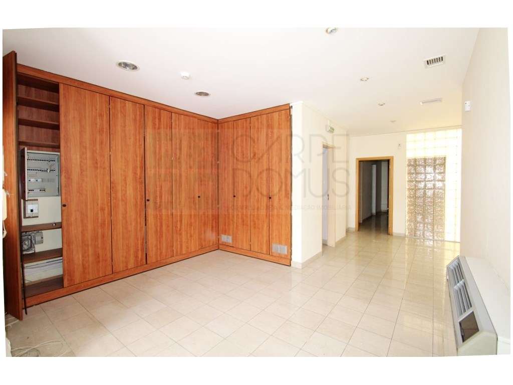 Espaçoso e funcional escritório, com 10 parqueamentos, em Carnaxide... - Grande imagem: 5/48