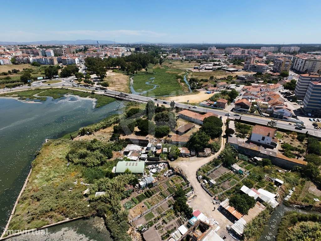 Moradia T3 + Área Terreno 4.150m2 + Atracadouro // P/Recuperar-6