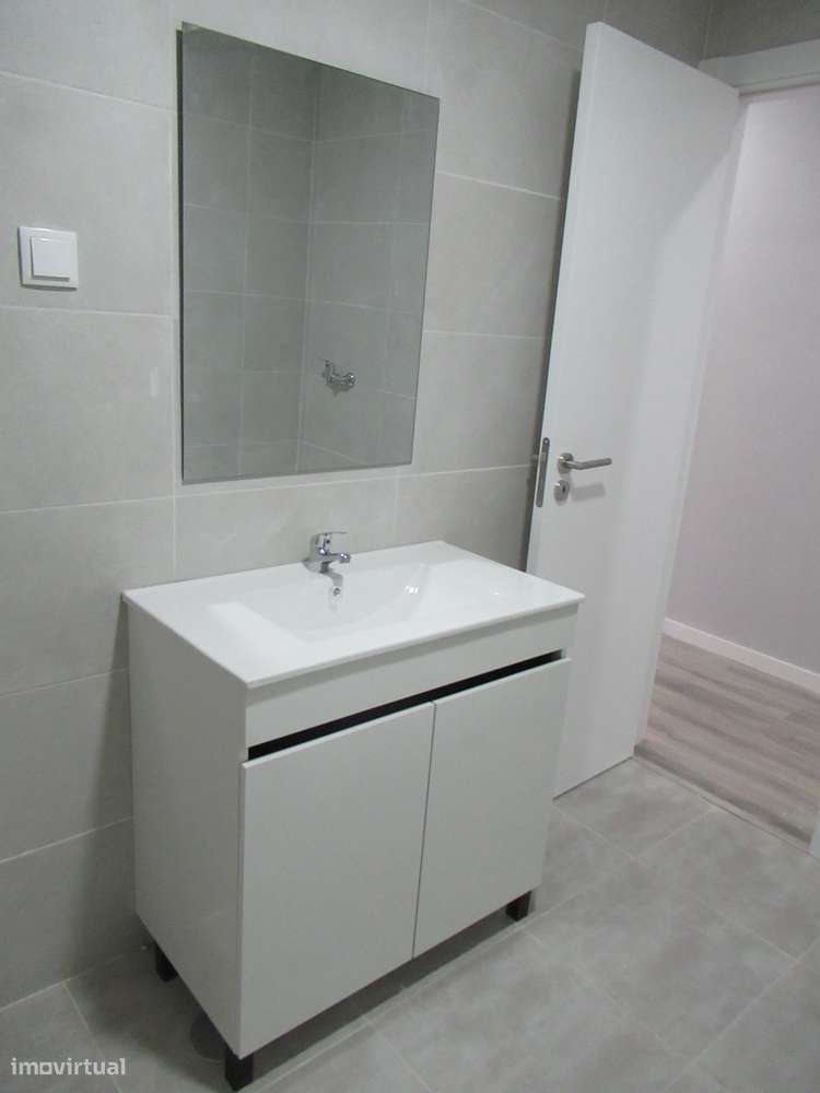 Apartamento T2 renovado na Amora, perto do rio-9