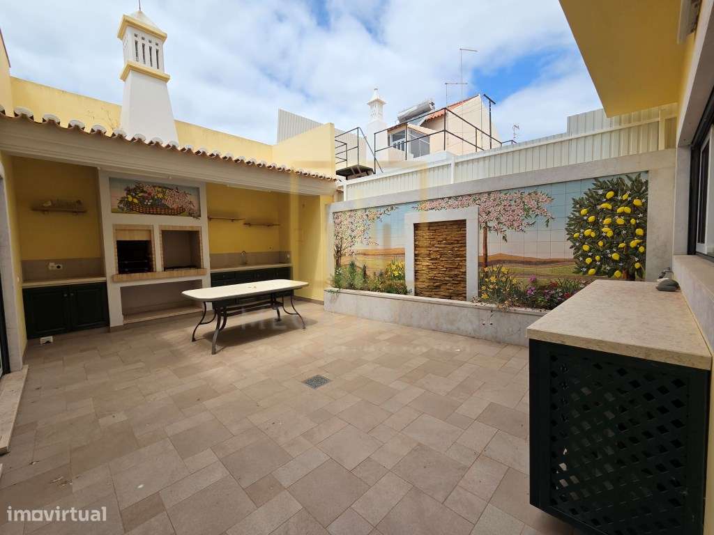 Moradia T5 com piscina + Apartamento T3, em centro de Lagoa (Algarve) - Grande imagem: 2/59