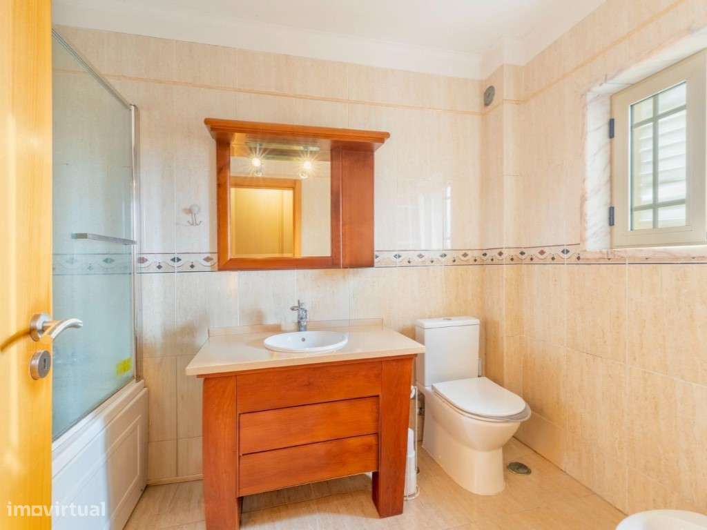 Vende-se Moradia V5 na Aroeira - Almada-11