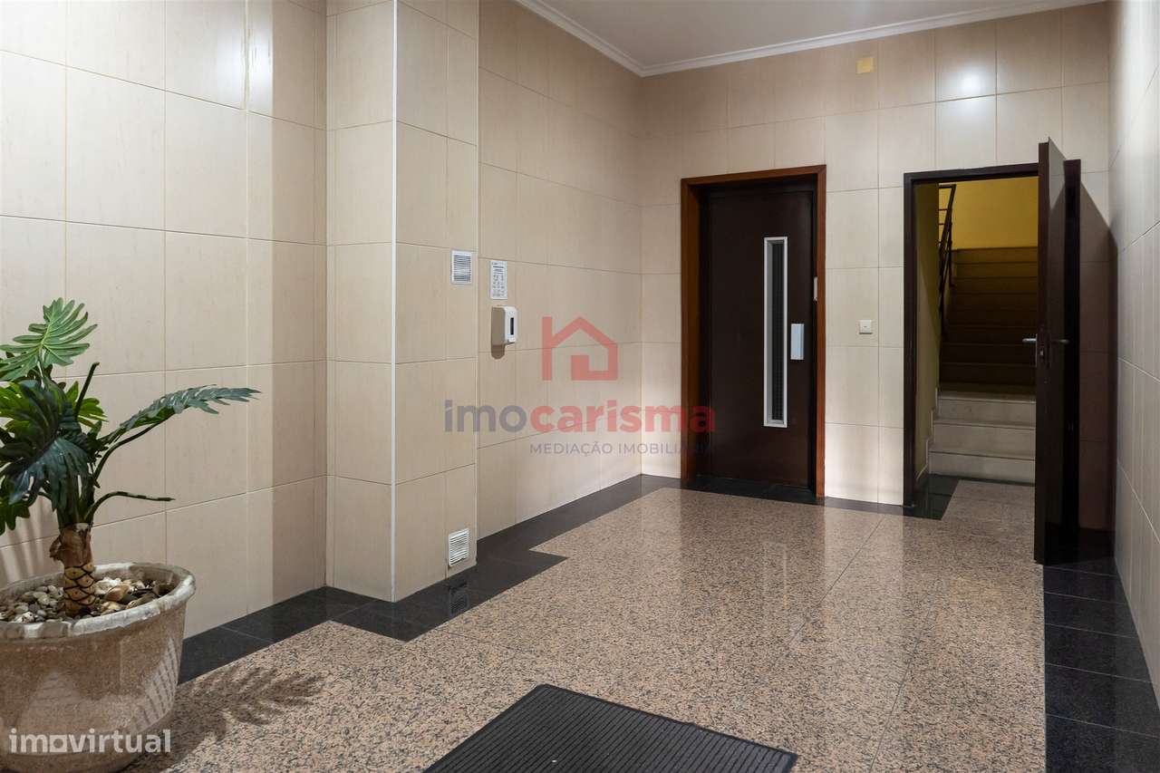 Apartamento T4 transformado em T3 no centro de Vila das Aves, Santo Ti-34