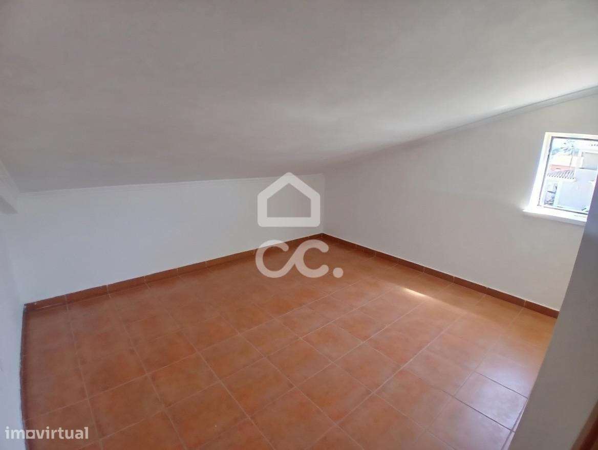 Moradia T3 com Piscina e Garagem em Azeitão-18