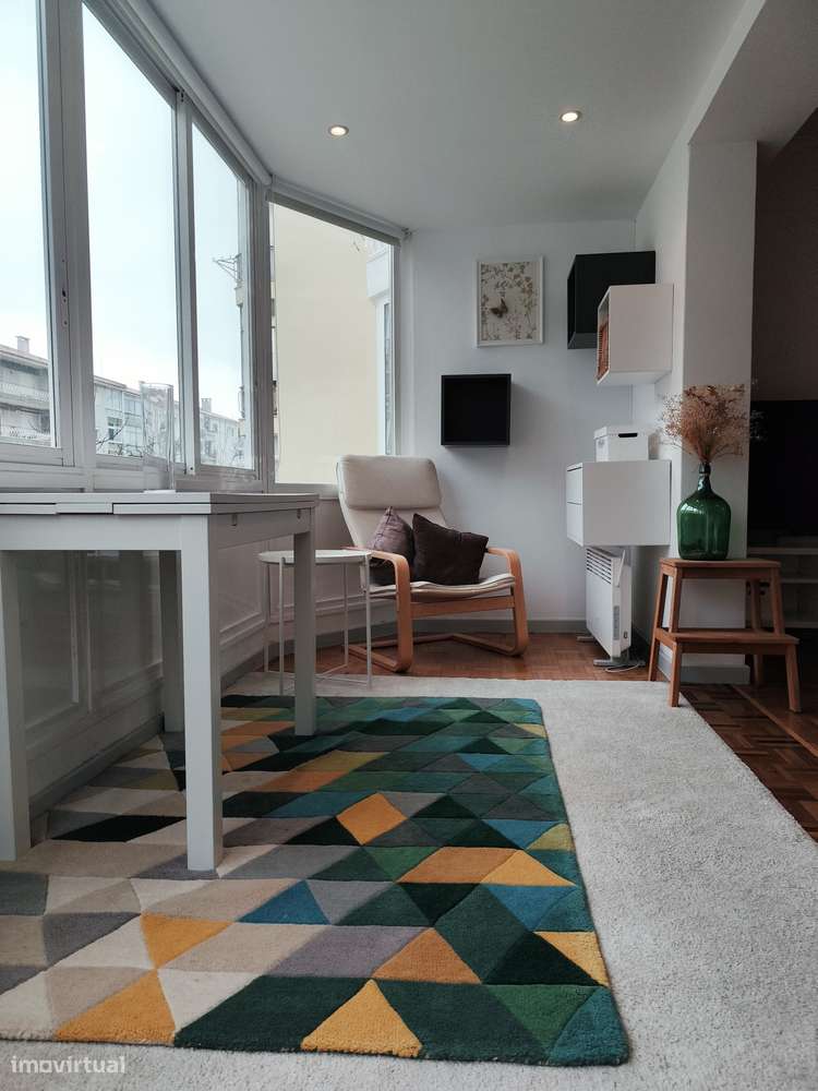 Parede - Junqueiro Apartamento de 2 assoalhadas com móveis e equipada - Grande imagem: 3/13