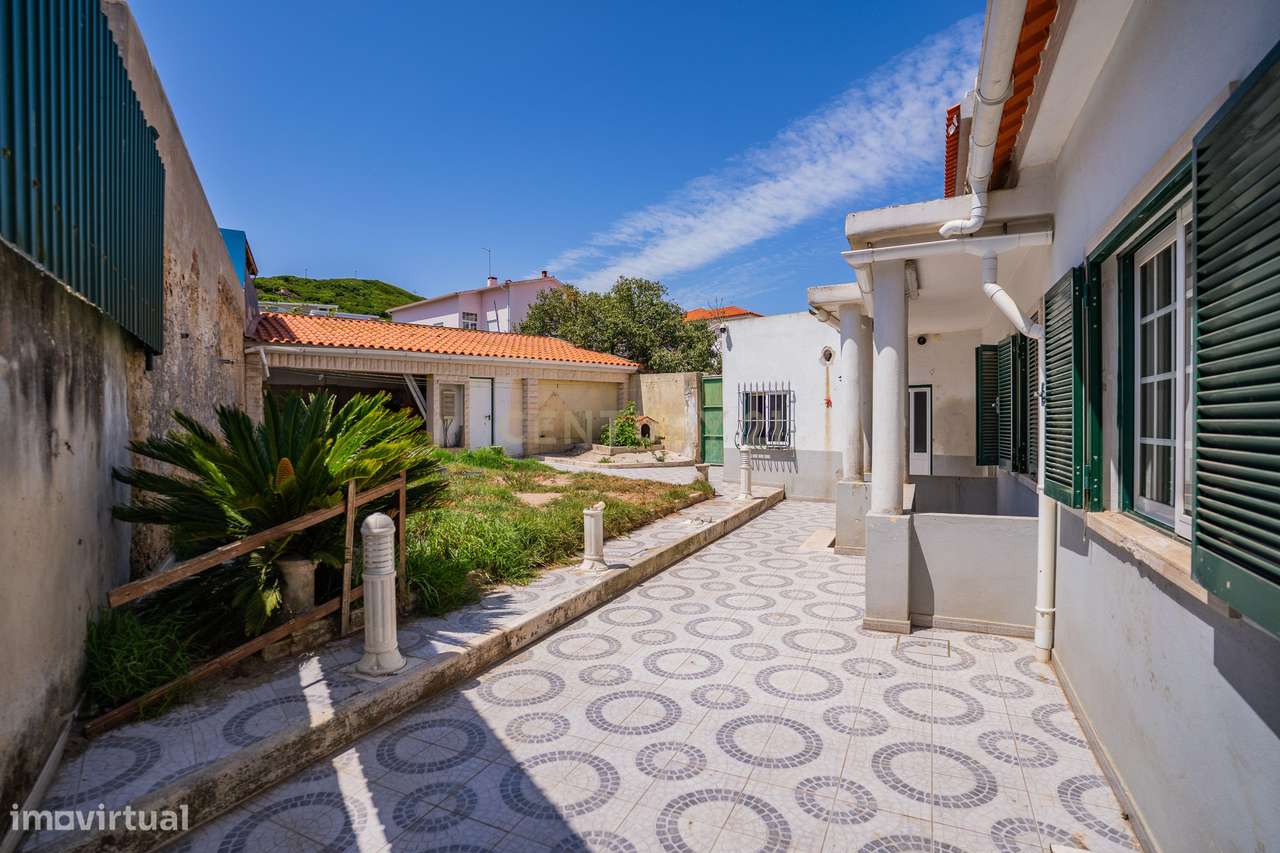 Propriedade composta por prédio, moradia e terreno em Salir do Porto-23