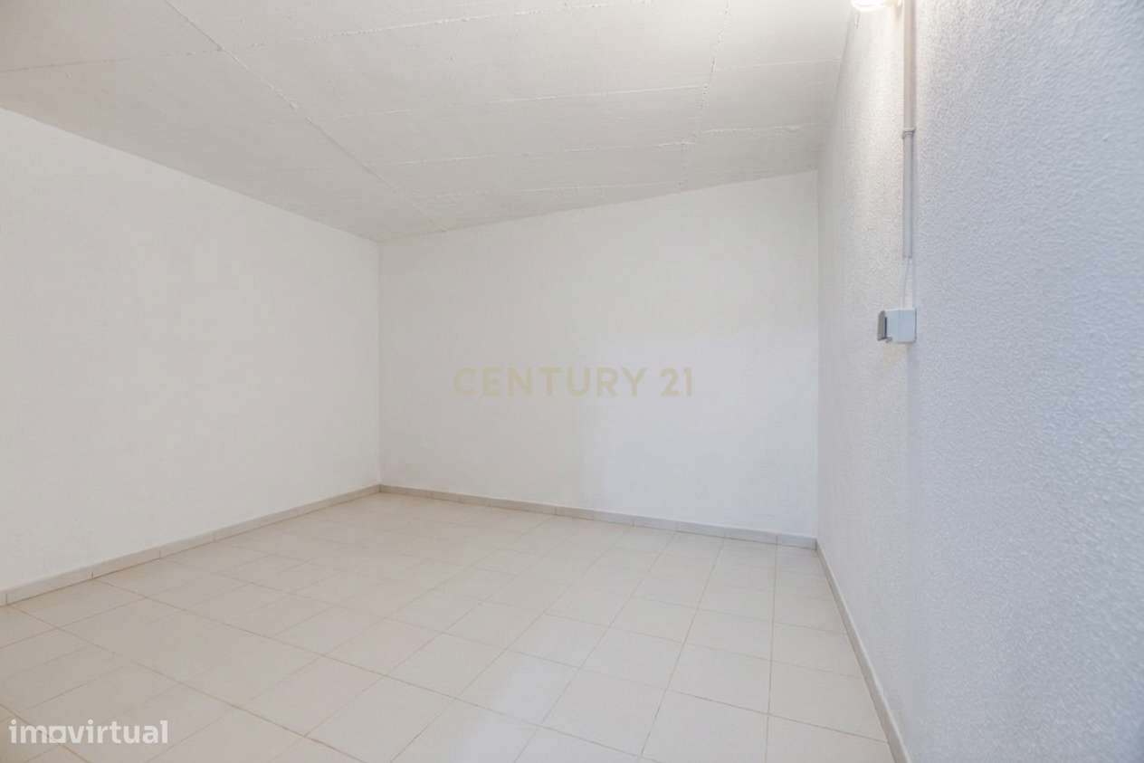 Apartamento T3 | Terraço, Box e Arrecadação | Urbanização da Ribeirada-24