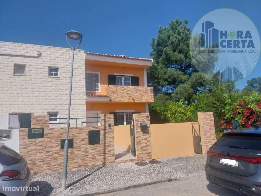 Moradia V4 com piscina em Setúbal!-0