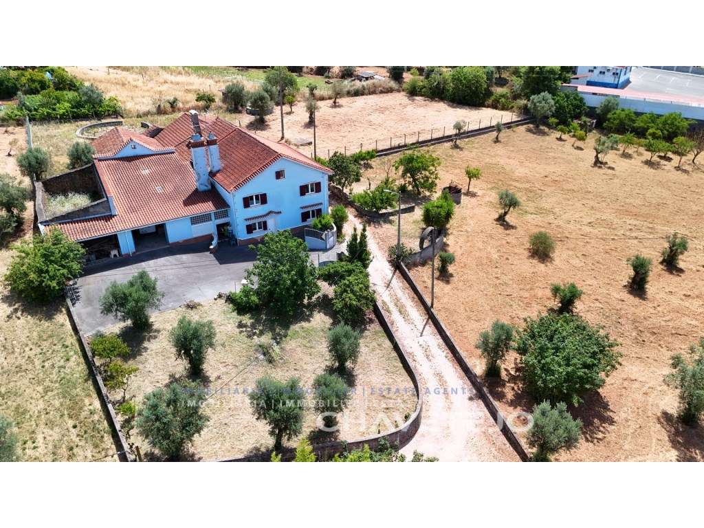 Quintinha T4 com Amplas zona para Oficinas, Terreno Plano e Enorme ...-51