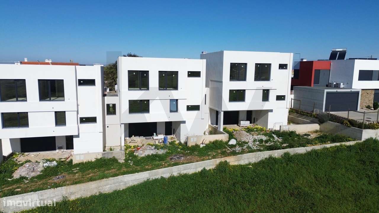 Moradia T4 em condomínio exclusivo em Mafra — privacidade, design e lo-22