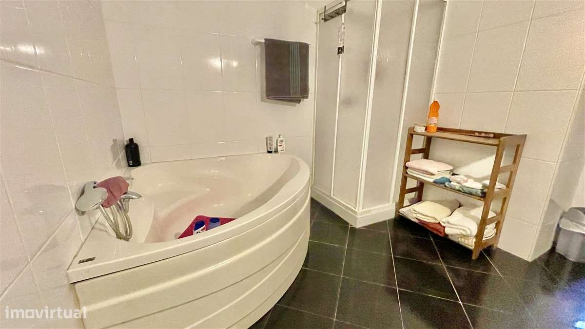 T2 Duplex-1ª linha de Mar-Aver-o-Mar-Aparcamento-12