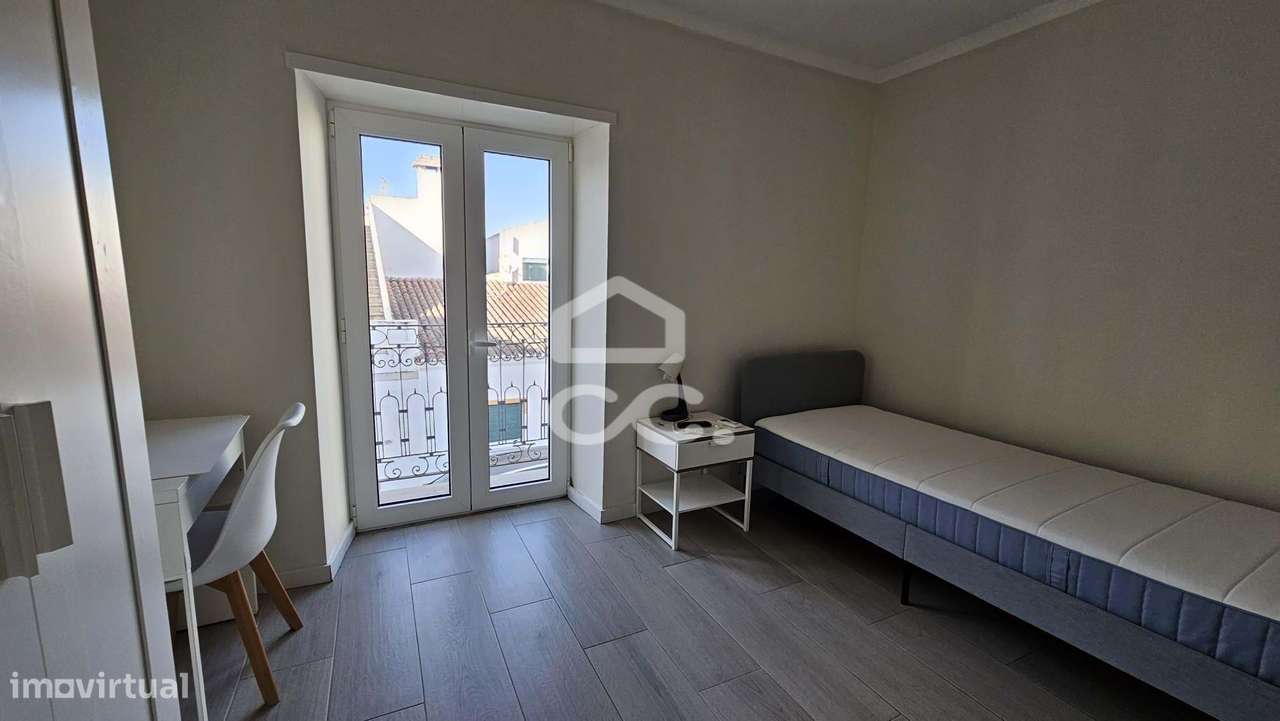 Alojamento com 10 quartos, pronto a rentabilizar, com obras recentes e-27